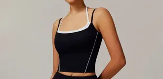 Top negro con tirantes finos y contorno blanco.