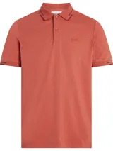 Chomba de piqué color ladrillo, con cuello polo de dos botones y logo bordado en el pecho. Presenta ribetes en cuello y mangas.