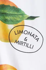 Remera blanca de manga corta y cuello redondo, con estampado central que incluye la palabra "LIMONI FRESCHI" y un racimo de limones con hojas.