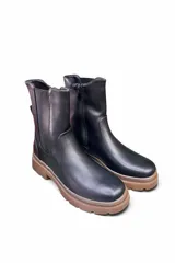 Bota de caña media color negro, estilo chelsea, con paneles elásticos laterales y suela track dentada.