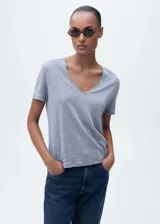 Camiseta Linito de lino, color gris claro, de manga corta y cuello en V, con diseño recto.