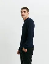 Sweater de punto inglés con escote redondo, manga larga y puños en punto canalé.
