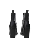 Botas cortas de mujer color negro, estilo botín, con caña ajustada, punta cuadrada y taco ancho y alto.