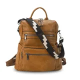 Mochila de símil cuero color marrón con apertura superior y tres bolsillos frontales con cierres metálicos. Cuenta con bolsillos laterales y una correa de galón con diseño geométrico, regulable y extraíble, que permite su uso como bandolera.