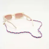 Correa para lentes trenzada multicolor (rosa, azul y beige) con herrajes dorados y terminales transparentes.