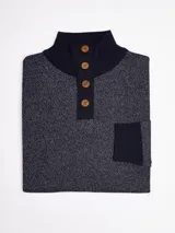 Buzo de punto color marrón oscuro con cuello alto y cierre frontal parcial de cuatro botones. Presenta una textura jaspeada y puños acanalados.
