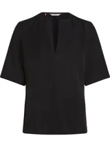 Blusa negra de Tommy Hilfiger con corte regular, cuello en V y mangas cortas.