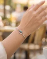 Pulsera de plata con dije central en forma de ojo turco, adornado con circonias multicolores y pavé de circonias blancas.