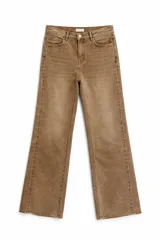 Jean de corte recto y tiro medio, color marrón chocolate con efecto lavado. Cuenta con cierre frontal, botón metálico y bolsillos laterales y traseros.