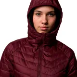 Chaqueta híbrida con diseño acolchado en el frente y espalda, y paneles laterales de softshell. Cuenta con cierre frontal completo, capucha integrada, bolsillos laterales con cierre y tecnología de aislamiento térmico sintético.