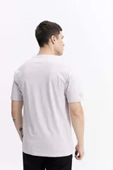 Remera verde militar de manga corta con cuello redondo y logo estampado en el pecho.