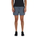 Short deportivo gris con calza interior incorporada, tecnología NB DRY de secado rápido, bolsillos laterales y logo reflectante.