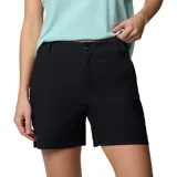 Short de senderismo Columbia color negro, con diseño técnico de tiro medio, bolsillos laterales y traseros, y trabillas para cinturón. Confeccionado con tecnología repelente al agua y a las manchas.