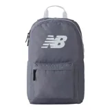 Mochila gris de poliéster con logo blanco de New Balance en el frente. Tiene un compartimento principal sin forro, un bolsillo frontal con cremallera y protección contra la lluvia, asa de mano y tirantes acolchados.