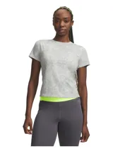 Remera deportiva de manga corta con estampado jaspeado en tonos grises. Presenta perforaciones láser en los hombros para mayor ventilación y un corte recto con aberturas laterales en el bajo.