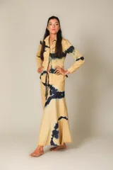 Camisa de algodón color beige con estampado batik en azul oscuro, de manga larga y cuello camisero.