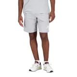 Short deportivo New Balance de felpa francesa, color gris melange, con ajuste deportivo, cordón en la cintura, bolsillos laterales y logo de la marca estampado en la pierna izquierda.