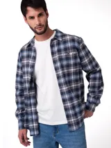 Camisa de manga larga con diseño a cuadros en tonos azules, grises y blancos. Presenta cuello camisero, cierre frontal con botones, bolsillo en el pecho con etiqueta de la marca y puños abotonados.