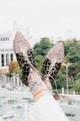 Botines acordonados con estampado animal print y puntera cubierta de glitter plateado.