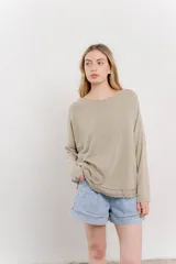 Remera color arena de corte holgado y mangas largas.