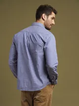 Camisa de vestir a rayas verticales azules y blancas, de corte regular fit y manga larga.