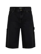 Bermuda estilo cargo de denim negro, con calce amplio, bolsillos laterales utilitarios y tira porta-martillo.