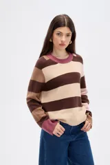 Sweater de tejido de punto con diseño de rayas horizontales en tonos marrones, beige y rosa. Presenta cuello redondo, corte holgado y mangas largas con puños en contraste.