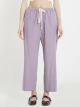 Pantalón recto de tiro bajo con rayas verticales color borgoña y blanco. Largo hasta arriba del tobillo, cintura elástica con cordón para ajustar.