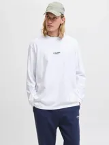 Remera de manga larga con cuello redondo y calce relajado, confeccionada en algodón orgánico. Presenta un diseño minimalista con un pequeño logo estampado en el centro del pecho.