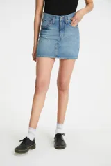 Minifalda de jean celeste de Levi's con tiro medio, corte ajustado y bolsillos delanteros y traseros.