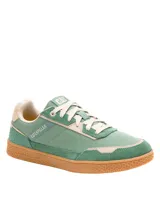 Championes Caterpillar modelo Pause Retro, de diseño urbano con combinación de lona y gamuza en tonos verde y beige. Presenta suela de goma color caramelo con textura hexagonal y logo de la marca en el lateral y la lengüeta.