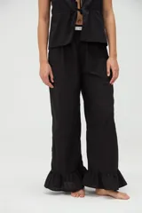 Pantalón largo color negro de algodón, con cintura elástica y volado en el ruedo.