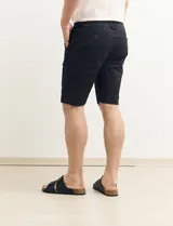 Bermuda color verde con bolsillos laterales y traseros.