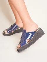 Sandalia de cuero azul con plataforma de goma negra y detalle de ribete dorado.