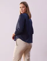 Blusa azul marino de gasa con escote en V y mangas largas con puño. Marca Sioni.