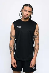 Musculosa deportiva Umbro modelo Flex, color negro con detalles de líneas blancas en los laterales y logo de la marca estampado en el pecho.