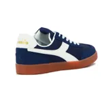 Championes urbanos Diadora modelo Bamtelo, color azul marino con detalles en blanco y suela de goma color caramelo. Presentan un diseño clásico con cordones y el logo de la marca en el lateral.