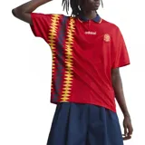 Camiseta de fútbol Adidas retro titular de la selección de España de 1994, de color rojo con cuello polo azul marino y un diseño geométrico de rombos en amarillo y azul marino en el lateral derecho.