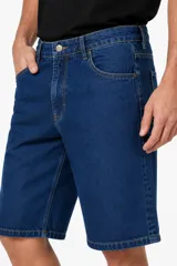 Bermuda de jean de corte ancho y tiro medio, color gris oscuro, con bolsillos laterales y traseros.