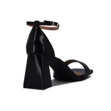 Sandalia de mujer marca Vizzano, color negro, con taco bloque geométrico de altura media, tira delantera simple y pulsera ajustable al tobillo con hebilla metálica.