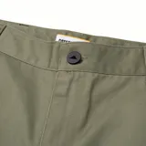 Pantalon utilitario de corte regular, color verde oliva, con cierre de cremallera y botón, bolsillos laterales, bolsillos traseros y bolsillo lateral en el muslo.