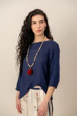 Sweater de punto color azul marino, con cuello redondo amplio y mangas tres cuartos.