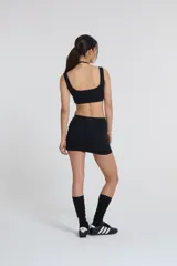 Minifalda deportiva de corte ajustado y diseño minimalista, confeccionada en tejido Activelu de compresión media.