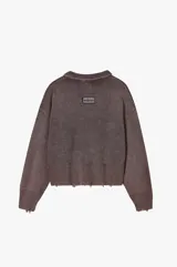 Su&eacute;ter de punto Nude Project, modelo Beast Quarter, color marr&oacute;n con efecto lavado y detalles desgastados en los pu&ntilde;os y la cintura. Cuenta con dise&ntilde;o half-zip, cuello polo y el logo de la marca estampado en el frente y las mangas.