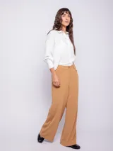 Pantalón de vestir color camel, de tiro alto y corte palazzo.