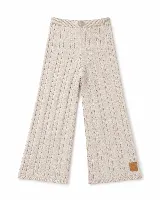 Pantalón tejido de corte amplio y relajado, con diseño de trenzas verticales en toda la prenda. Presenta cintura elástica y una pequeña etiqueta de cuero sintético en el ruedo.