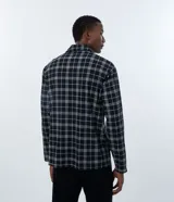 Camisa de pijama de manga larga con cuello camisero y cierre frontal de botones. Presenta un estampado de cuadros y está confeccionada en tejido de punto de algodón.
