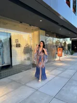 Vestido largo de manga ancha y escote en V, con cinturón a juego, confeccionado en tela estampada con motivos cachemir en tonos azules, rojos y ocres.