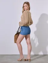 Cardigan color beige de punto con mangas largas abullonadas y detalle calado.