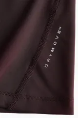 Remera deportiva de compresión con tecnología DryMove, diseñada para absorber el sudor y brindar soporte muscular. Presenta cuello redondo, mangas raglán con costuras planas antifricción y estampado frontal pequeño.